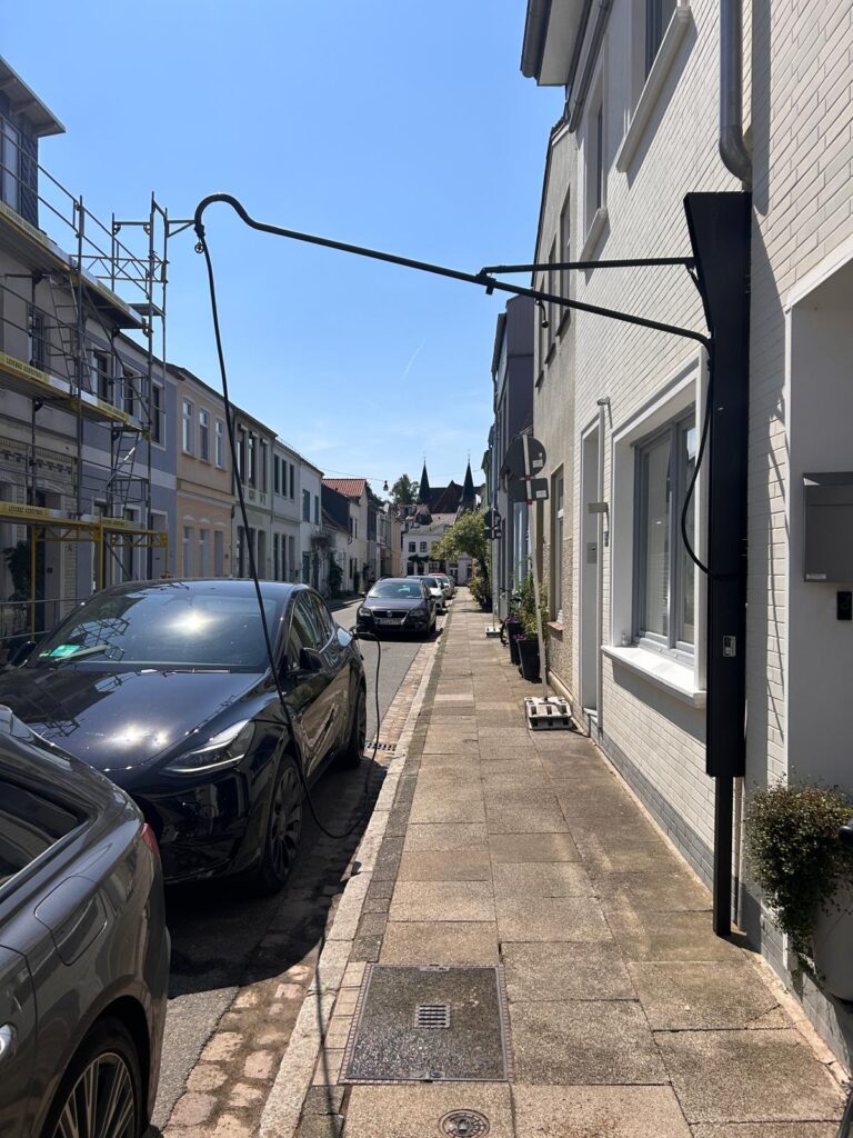 Gehweg-Ladestation,Kabelmanagement Gehweg, Gehweg-freundliche Ladestation, Ladekabel vom Gehweg fernhalten, Öffentliche EV-Ladung, Straßenrand-Laden, Ladestation für öffentliche Bereiche, EV-Ladung in städtischen Gebieten, Gehweg-sichere EV-Ladestation,