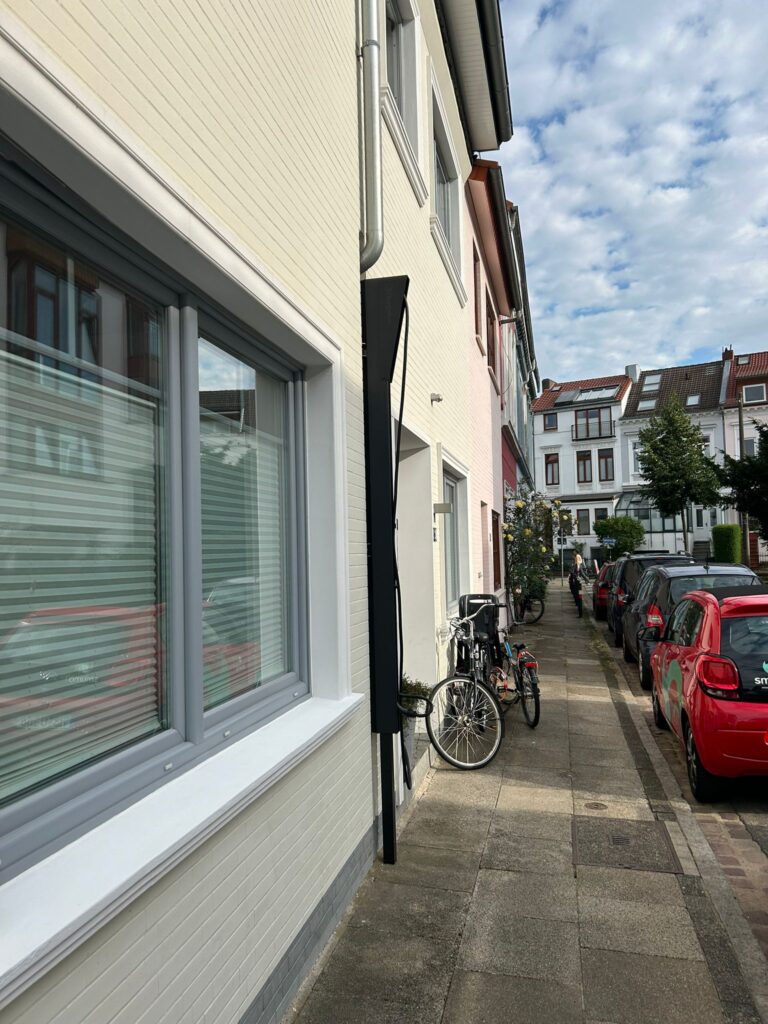 Gehweg-Ladestation,Kabelmanagement Gehweg, Gehweg-freundliche Ladestation, Ladekabel vom Gehweg fernhalten, Öffentliche EV-Ladung, Straßenrand-Laden, Ladestation für öffentliche Bereiche, EV-Ladung in städtischen Gebieten, Gehweg-sichere EV-Ladestation,